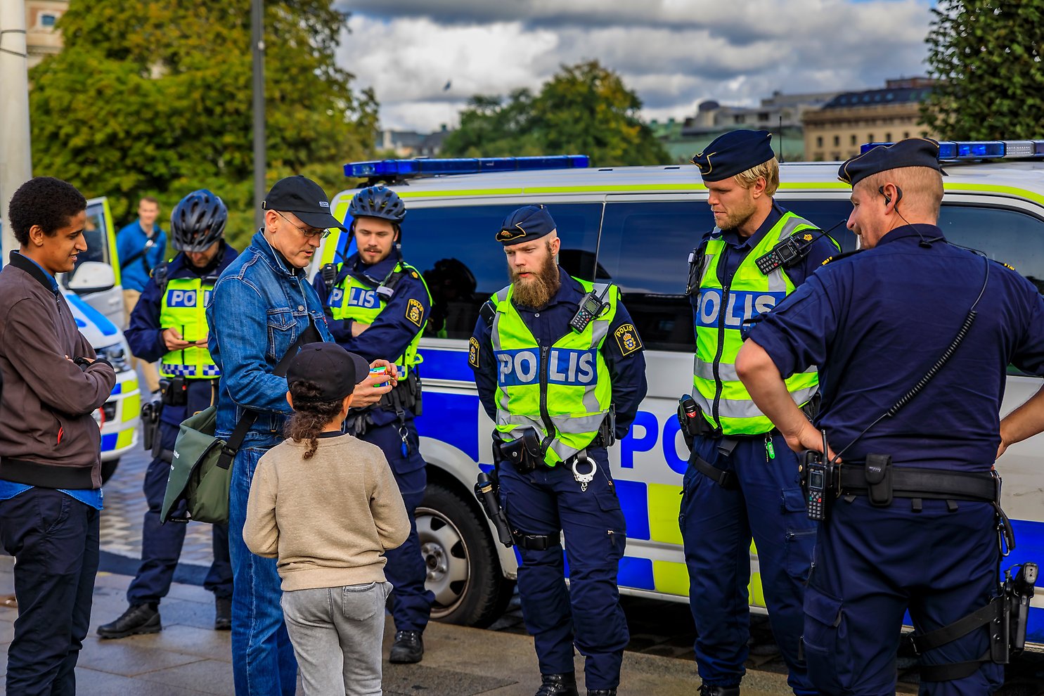 Poliser pratar med invånare. Foto: Shutterstock.