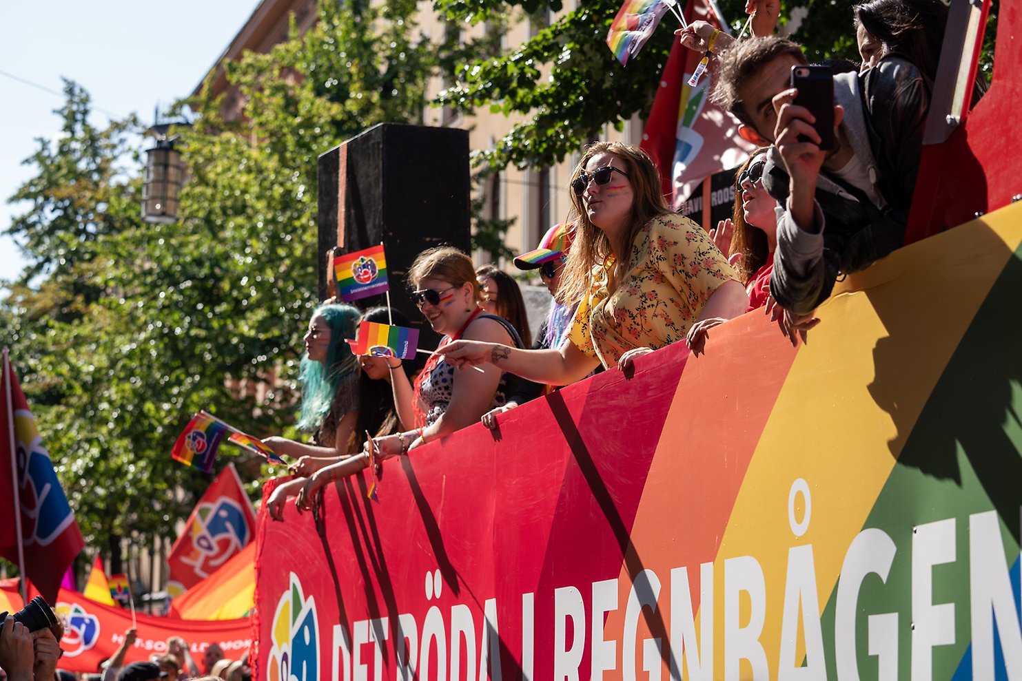 Bild på socialdemokrater under prideparaden 2019