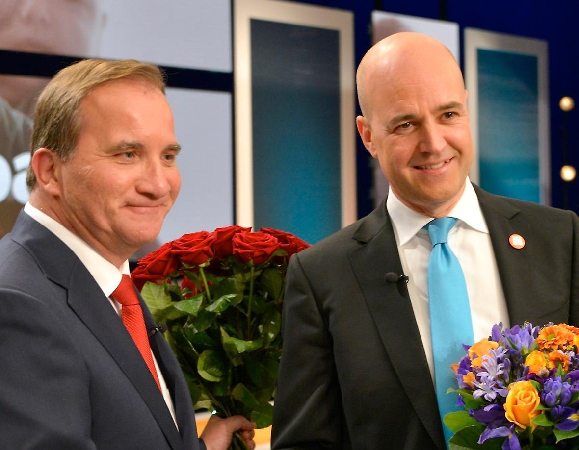 https://upload.wikimedia.org/wikipedia/commons/a/ae/Stefan_L%C3%B6fven_och_Fredrik_Reinfeldt_efter_slutdebatten_i_SVT.jpg